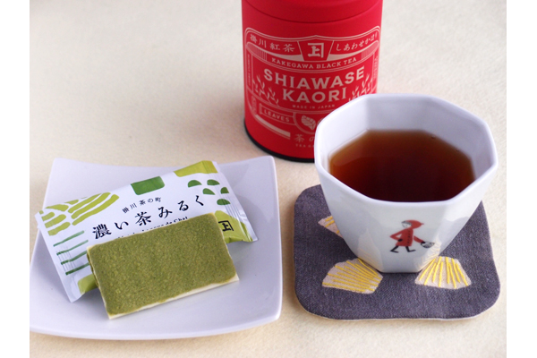 掛川抹茶とホワイトチョコを組み合わせたオリジナルのラングドシャ「濃い茶みるく」と和紅茶は相性ぴったり。