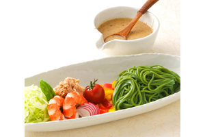 茶そばに野菜、えび、ツナなどを合わせてごまドレッシングをかけ、サラダそばに。