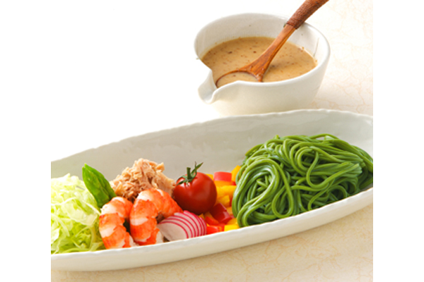 茶そばに野菜、えび、ツナなどを合わせてごまドレッシングをかけ、サラダそばに。
