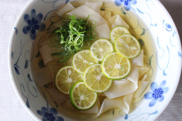 流水解凍した冷つゆにすだちとネギを乗せてさっぱり。