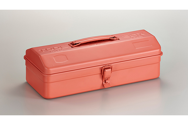 ピンクの山型工具箱は、当時は冒険でした。写真は、今、女性に人気のコーラルピンクの山型工具箱です。