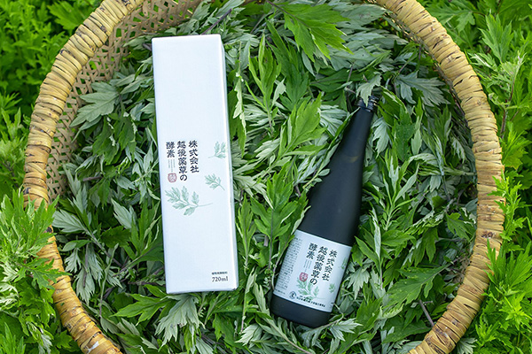 新潟県上越市の「越後薬草」が作る、野草を中心に80種の成分を発酵・熟成させた酵素飲料で毎日を健康に。