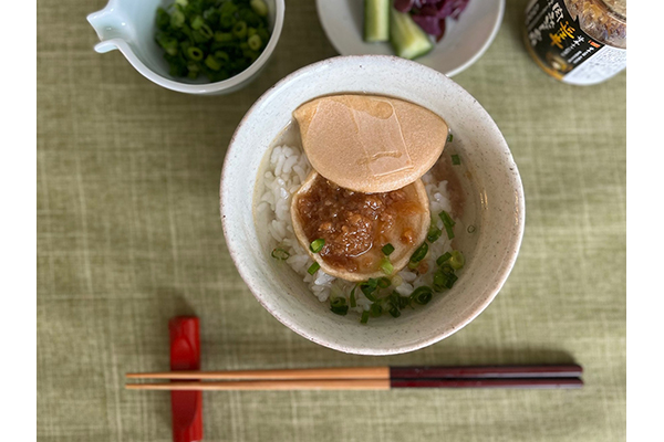 もなかに肉味噌をはさんでお茶漬けにする新しい食べ方。