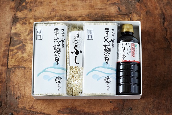 「羽田甚 そうめん ギフトセット」だししょうゆ500ml✕１本、小豆島手のべ素麺（細口）５束✕３袋、小豆島手のべ素麺（中口）５束✕３袋、小豆島手のべ素麺の「ふし」200ｇ✕１袋。