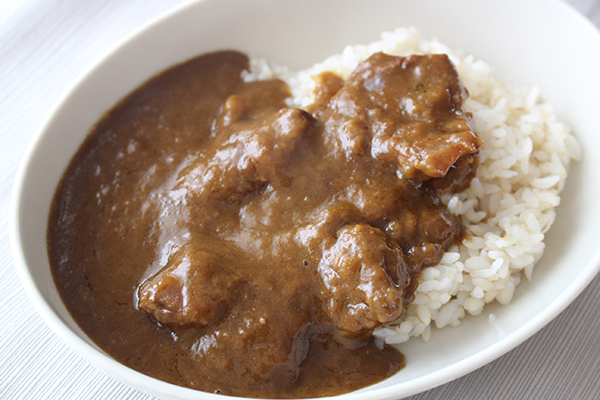 レトルトカレーとは思えないほど牛肉が贅沢にゴロゴロ入っている。