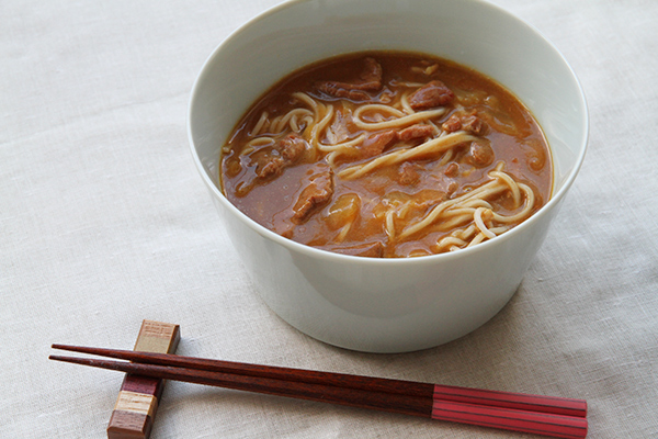 ほどよい辛さと甘みの奥に出汁のうまみが感じられる「カレーそば」