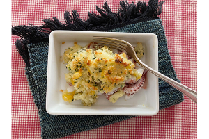 エンペラとゲソを食べやすい大きさに切り、マヨネーズ＋ピザ用チーズ＋パン粉＋パセリを混ぜたものをかけて、オーブントースターで10分。こちらは白ワインにぴったり。