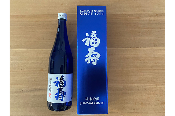 福寿 純米吟醸 720ml 」。2017年International WINE Challenge トロフィー（最高金賞）受賞、2019年International WINE Challenge 金賞受賞。ノーベル賞公式行事で振る舞われる、世界で愛されるブルーボトルです。こちらは化粧箱入り。