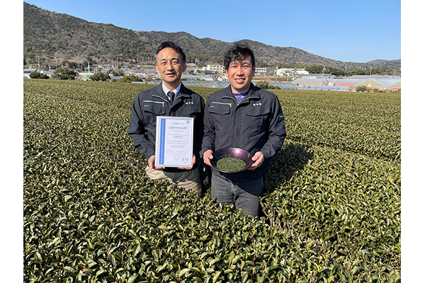 磯田園製茶株式会社 代表取締役の磯田尚久氏と農園部部長の前田氏