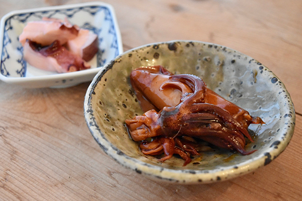 「海の食堂」より、「やりいかやわらか煮」（手前）と、「ひとくち梅酢たこ」