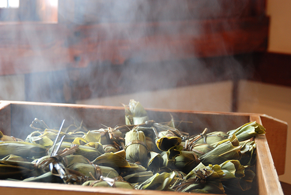 昔ながらの後蒸し製法により、笹の香りがだんごになじむ。