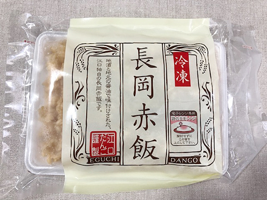 冷凍で届く「長岡赤飯」。電子レンジで加熱するだけ。パッケージ表面に小さな穴があり蒸気が出るようになっているので、ふかしたてに近い状態に。