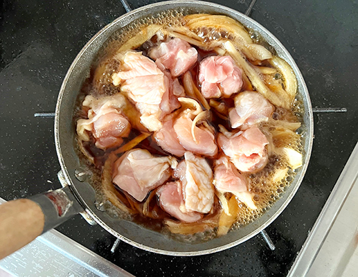 豚肉を焼いて秘伝の煮汁をかけるだけでおいしくなるので、時短料理にもおすすめです。
