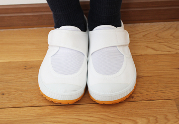 １日で一番長く履く子どもの足を守る上靴「パワーシューズ白クレープソール（アメ底）」