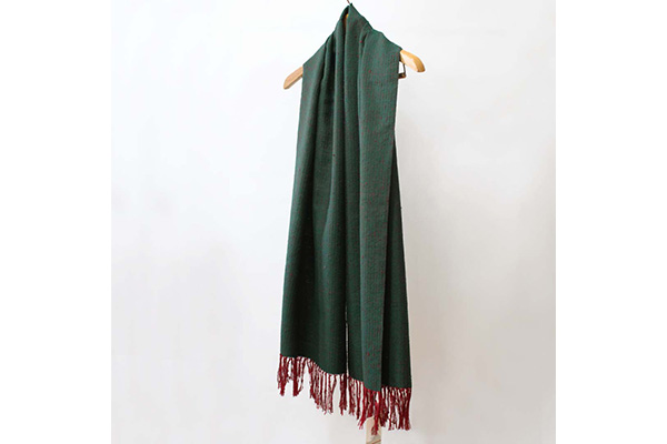 「結城紬 育てるショール 限定カラー －老緑－ 絹100％ 日本製」（幅約45cm×長さ175cm ※フリンジ部分は含まない）