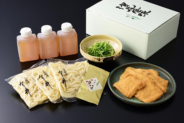 「きつねうどん3人折」（うどん玉170g×3、濃縮おだし200ml×3、七味小袋×1、きつね揚げ、ねぎ）