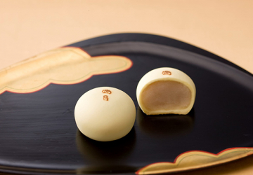 京都土産で大人気「阿闍梨餅（あじゃりもち）」で有名なお店、満月。その名をとった看板菓子「満月」にも注目！