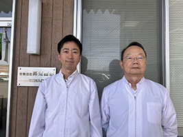 有限会社髙見商店 社長の髙見治氏(右)と専務の髙見聡一郎氏(左)