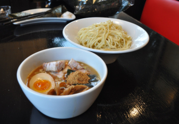 濃厚スープとつるつるもっちり麺で人気のスペシャルつけ麺をオンラインで