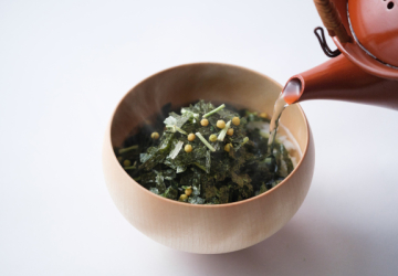 大佐和老舗ののり茶漬とお茶。のり茶漬の山盛りののりにびっくり！