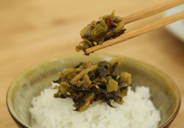全国区になった九州の名菜。昔ながらの製法で熟成させた、伊藤食品の「ゆずこしょう高菜」と「旨辛からし高菜」