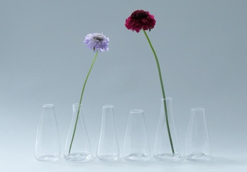 ガラスのゆらぎを愛でる 北欧のガラス作家の花瓶「山野アンダーソン陽子/VASES　LongVase」