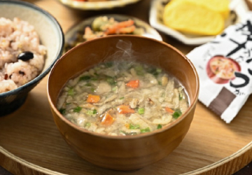 お湯を注ぐだけ。作りたてのような香りが広がる!具材がたっぷりのお味噌汁と海草入り、丸ごと梅のお吸い物